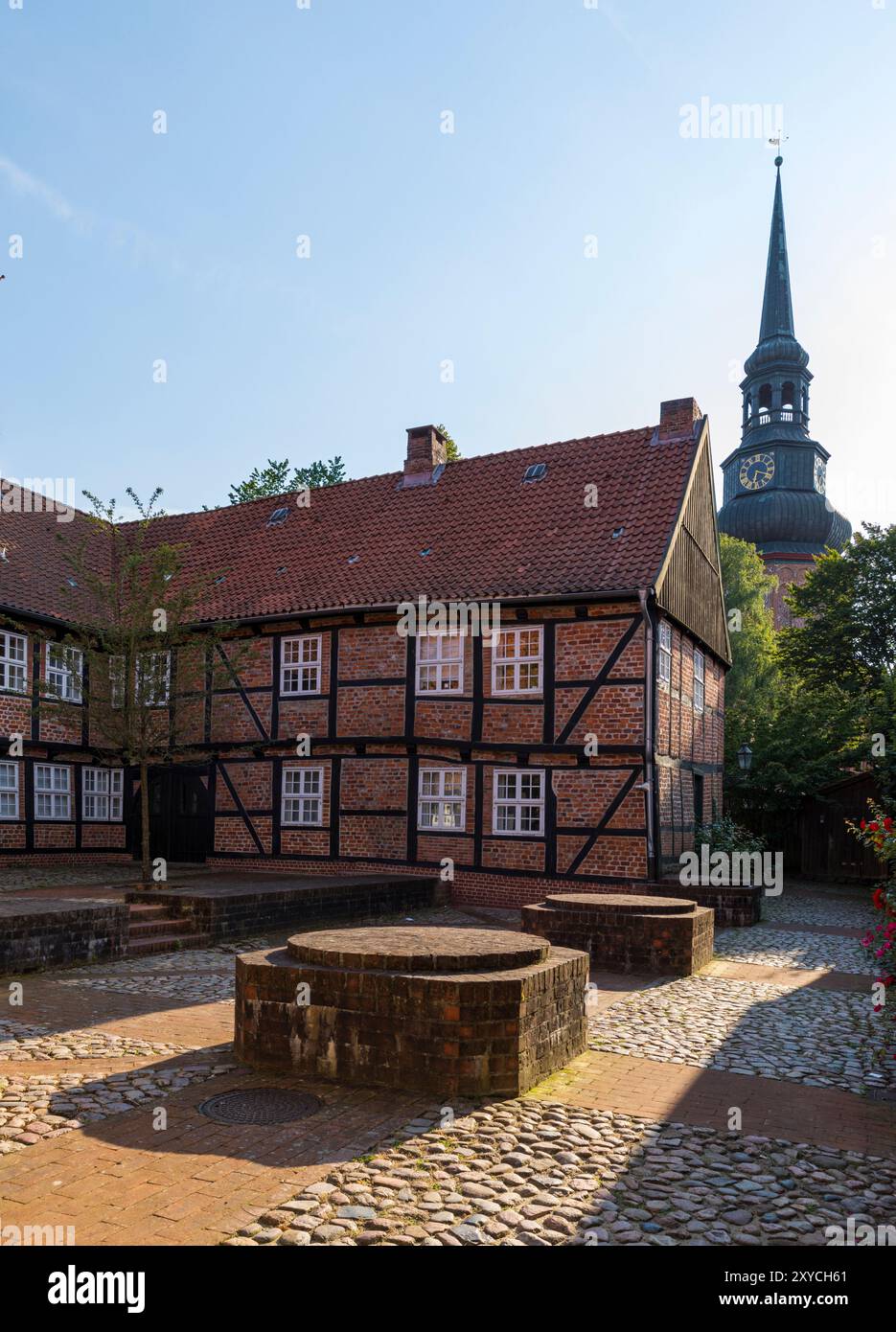 Blick durch den Hof des ehemaligen Johannisklosters zum Glockenturm von Saint Cosmae und der Damiani-Kirche in Stade, Deutschland Stockfoto