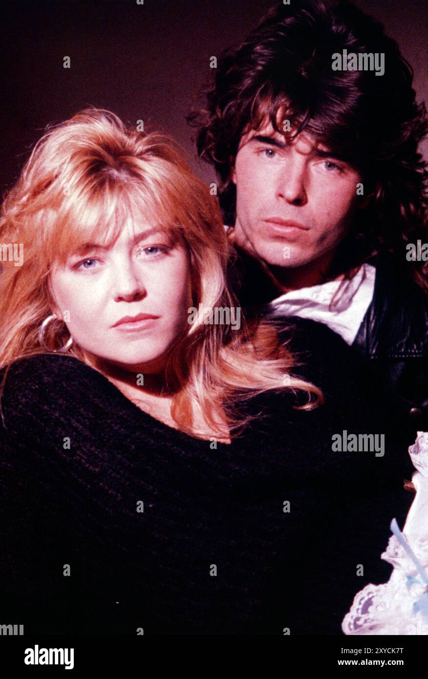 Nahaufnahme von Kopf und Schultern eines jungen Paares von Mann und Frau. Stockfoto