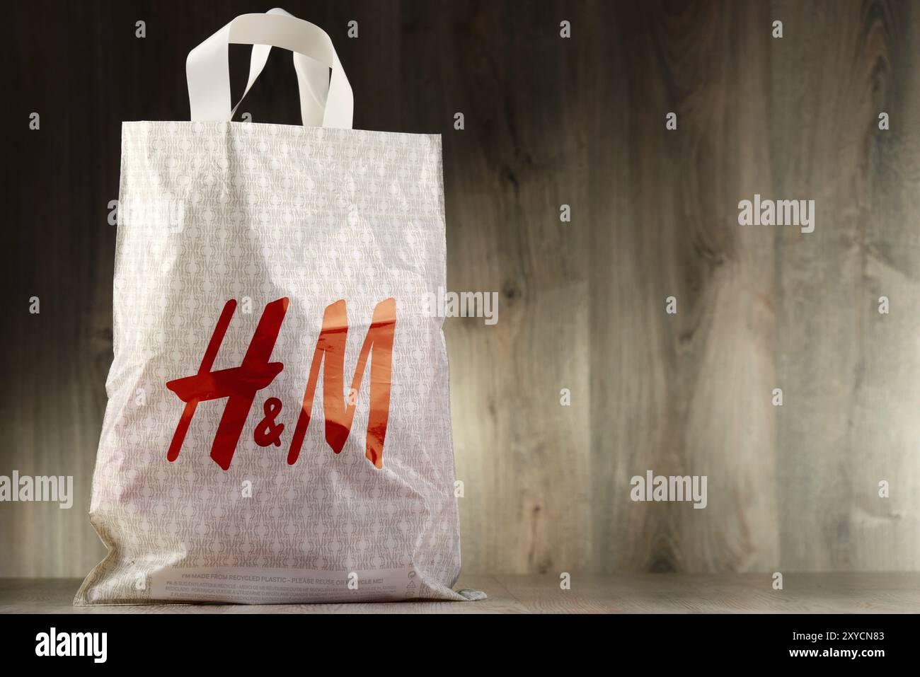 H & M Hennes & Mauritz ab ist ein schwedisches multinationales Bekleidungsunternehmen, das über 000 Geschäfte in 62 Ländern weltweit betreibt Stockfoto