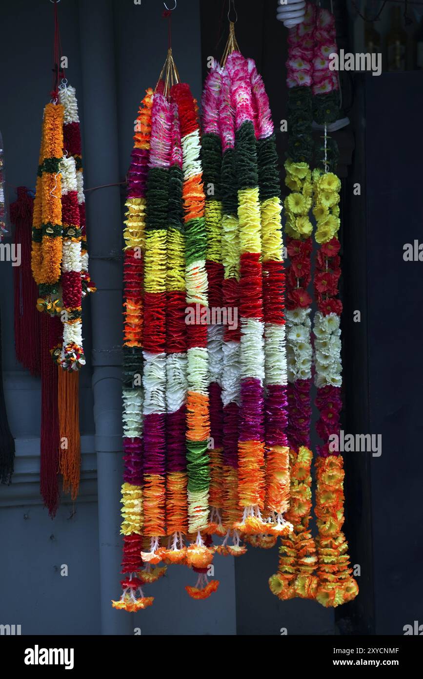 Hinduistische Blumengirlanden in einem Laden Stockfoto