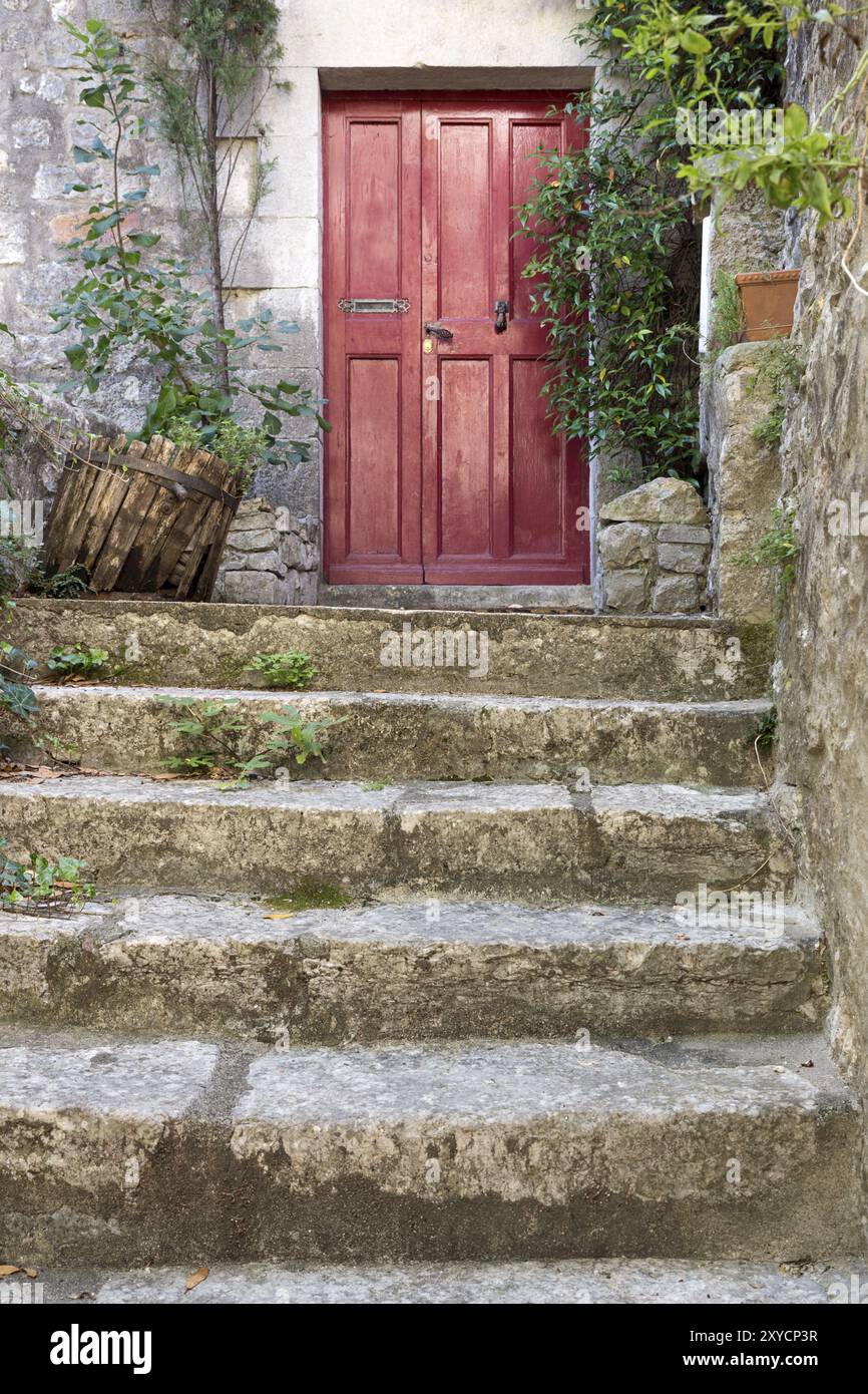 Alte Steintreppe mit Tür in Frankreich (Ardeche) Stockfoto