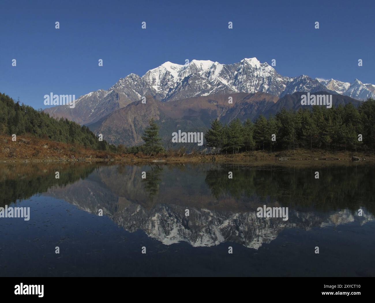 Wunderschöner Sekong-See und Nilgiri, Landschaft in Nepal Stockfoto