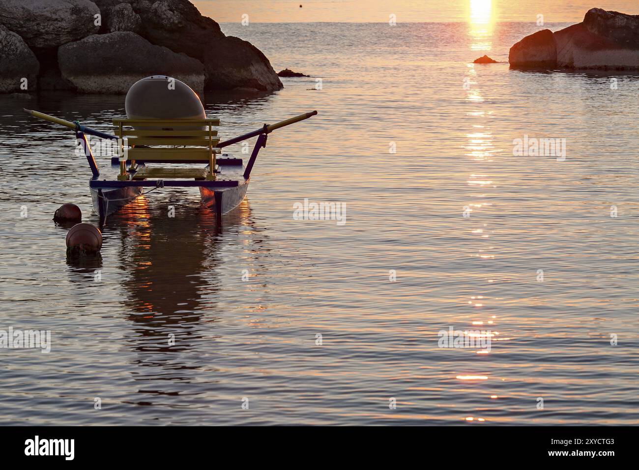 Pedalo günstig im Meer bei Sonnenaufgang auf einem klaren und bunten Sommer morgen Stockfoto