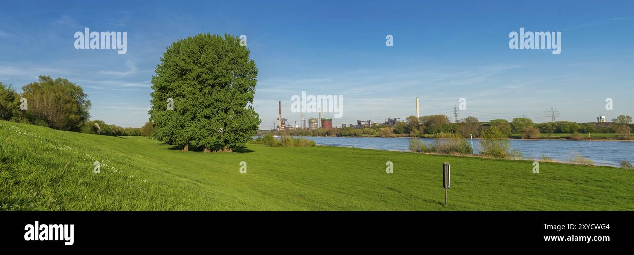 Duisburg, Nordrhein-Westfalen, Deutschland, 19. April 2018: Blick vom Rheinaue Friemersheim in Richtung Huettenwerke Krupp-Mannesmann, Stockfoto