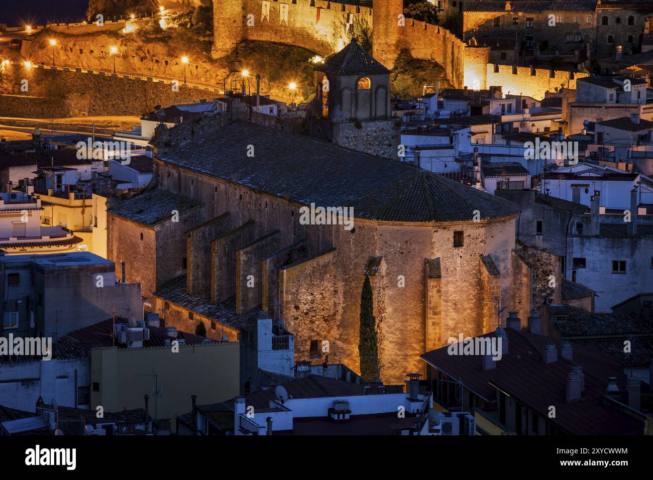 Pfarrkirche St. Vincent (Sant Vicenç) in Lloret de Mar die Stadt bei Nacht, Costa Brava, Katalonien, Spanien, Europa Stockfoto