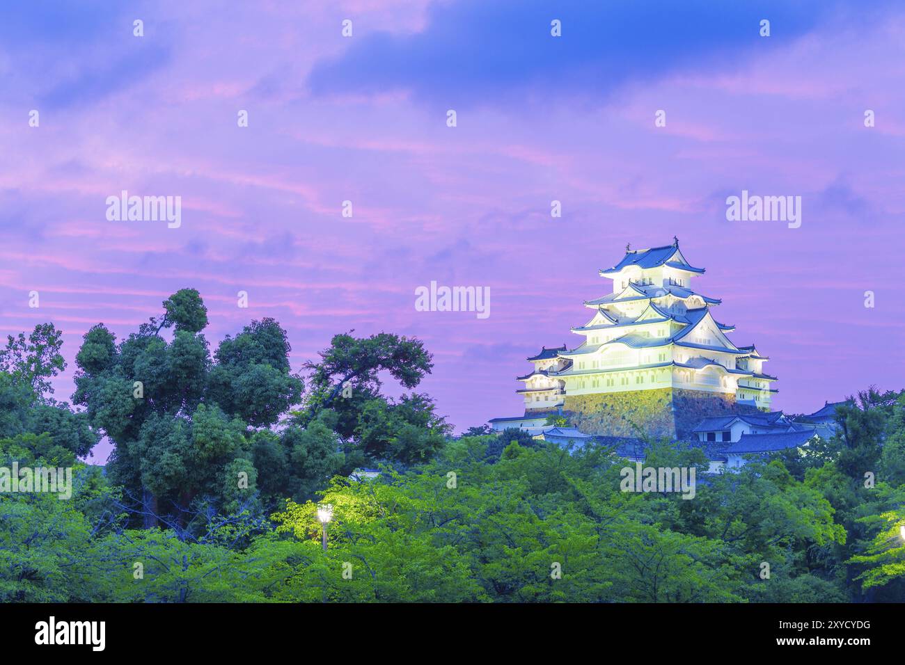 Burg Himeji-Jo während eines farbenfrohen Sonnenuntergangs an einem typischen Sommerabend in Himeji, Japan, nach 2015 Renovierungsarbeiten beendet. Horizontaler Kopierbereich Stockfoto