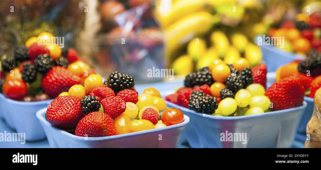 Beeren und Früchte auf einem öffentlichen Markt in Vancouver, Kanada Stockfoto