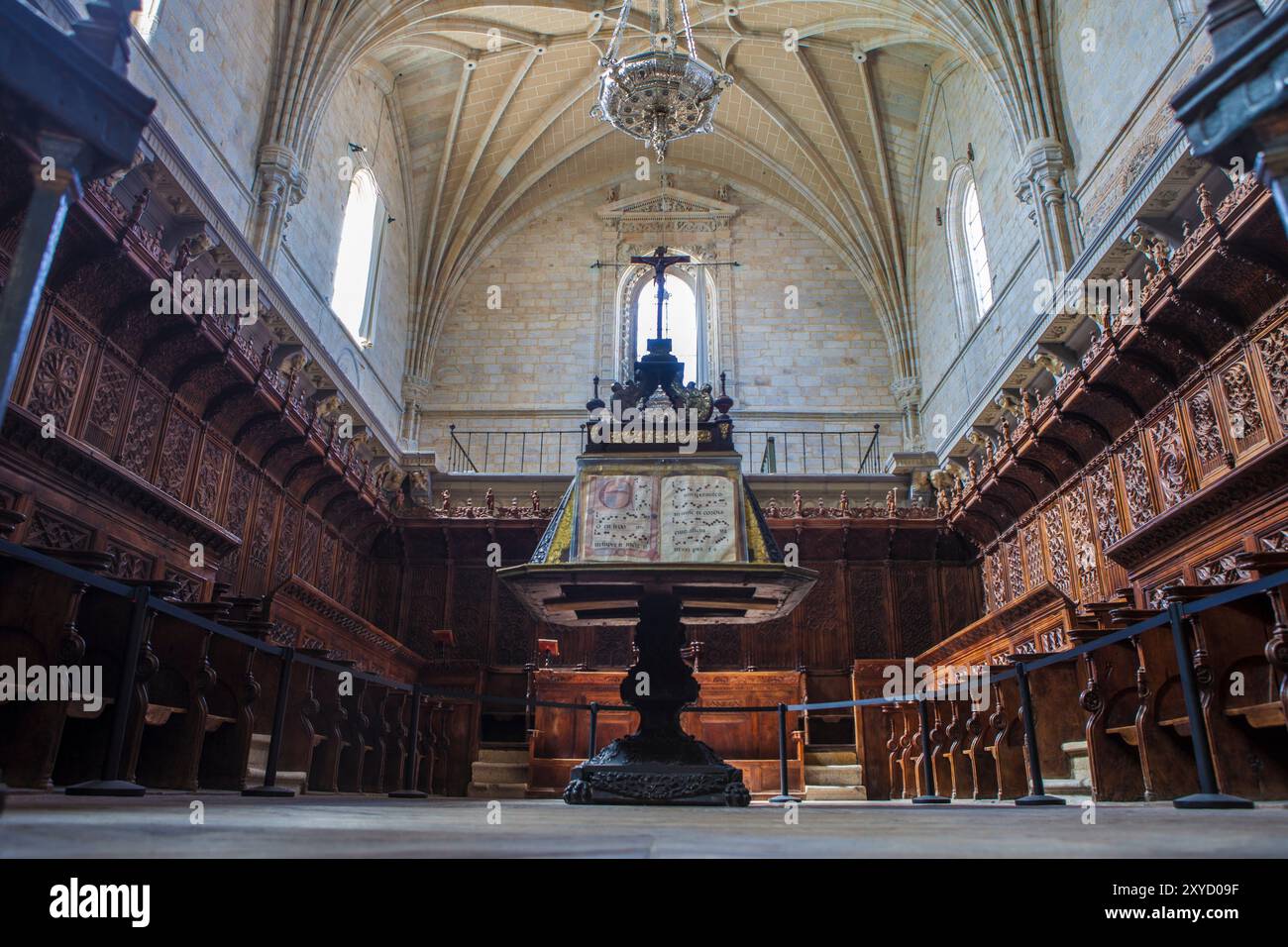 Coria, Spanien - 31. August 2023: Sitzchor im Mudéjar-Stil im Mudéjar-Stil aus Nussbaum der Kathedrale von Coria, Caceres, Spanien Stockfoto