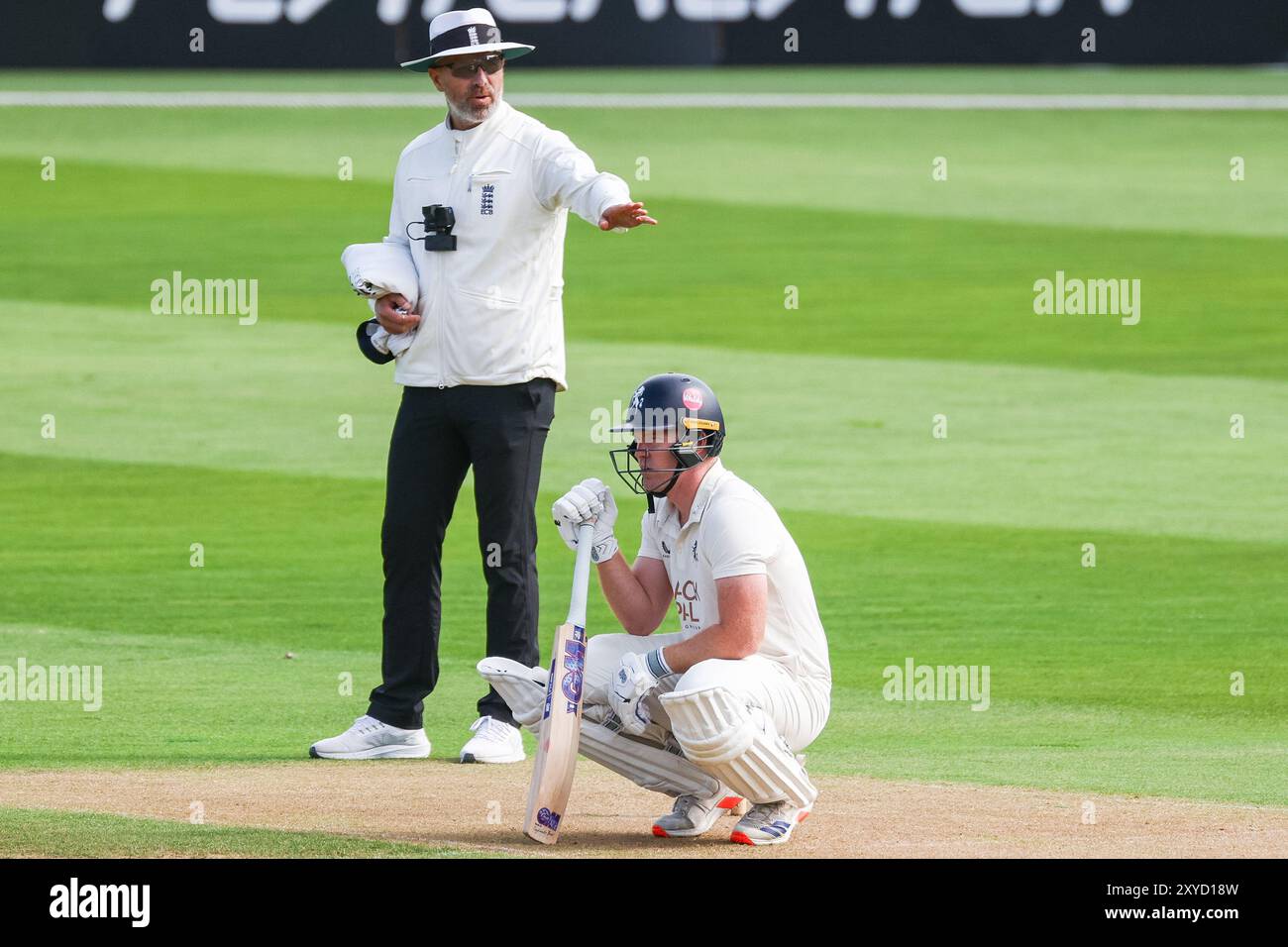 Aufgenommen in Birmingham, Großbritannien am 29. August 2024 im Warwickshire County Cricket Club, Edgbaston. Das Bild ist Nr. 2, Ben Compton aus Kent, der sich am Ende des Spiels der County Championship 2024 zwischen Warwickshire CCC und Kent CCC aufhält. Das Bild ist nur für redaktionelle Zwecke bestimmt – Stu Leggett über Alamy Live News Stockfoto