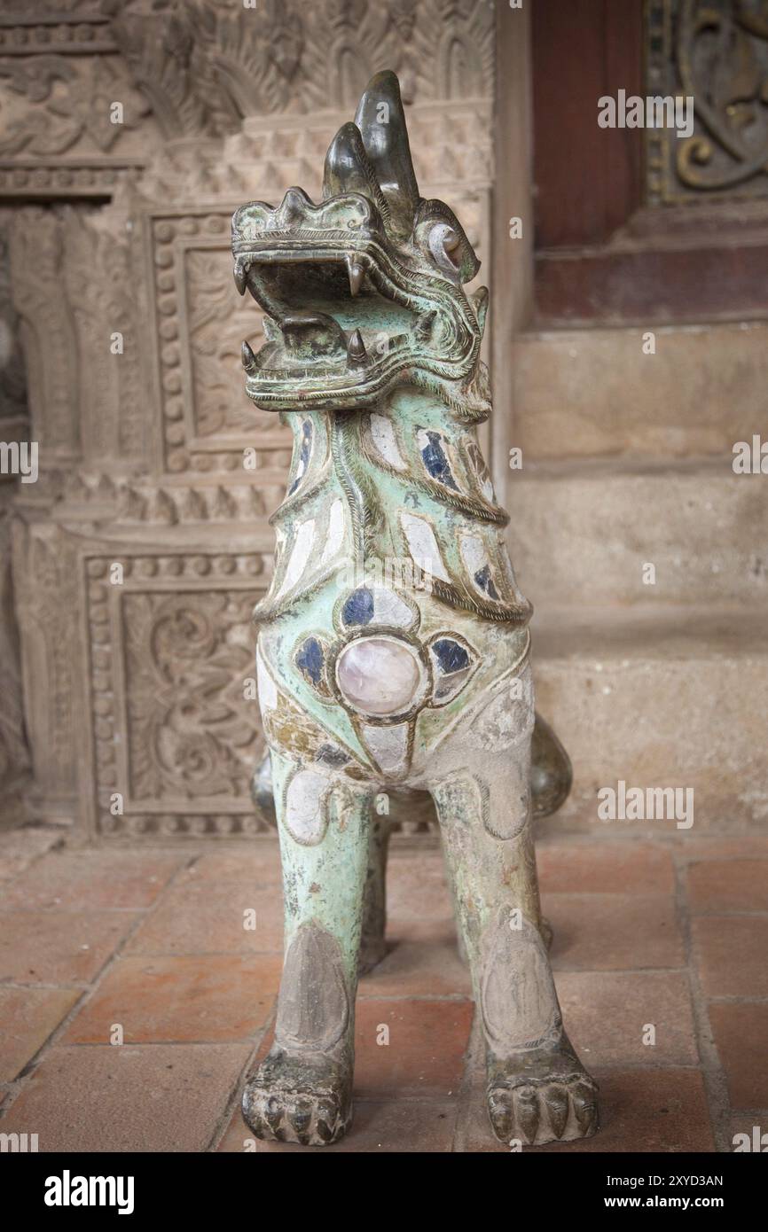 Mit Steinen verzierte Hundelöwen-Statue. Wat Ho Phra Keo (Altar des Smaragdbuddhas), Vientiane, Laos, Asien Stockfoto