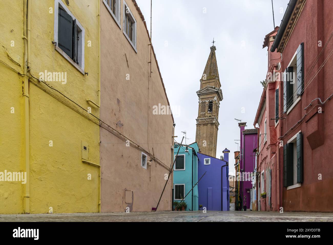 Stadtblick auf Burano mit bunt bemalten Häusern und Kanälen. Schieferkirchenturm Campanile, Burano, Venedig, Venedig, Italien, Europa Stockfoto