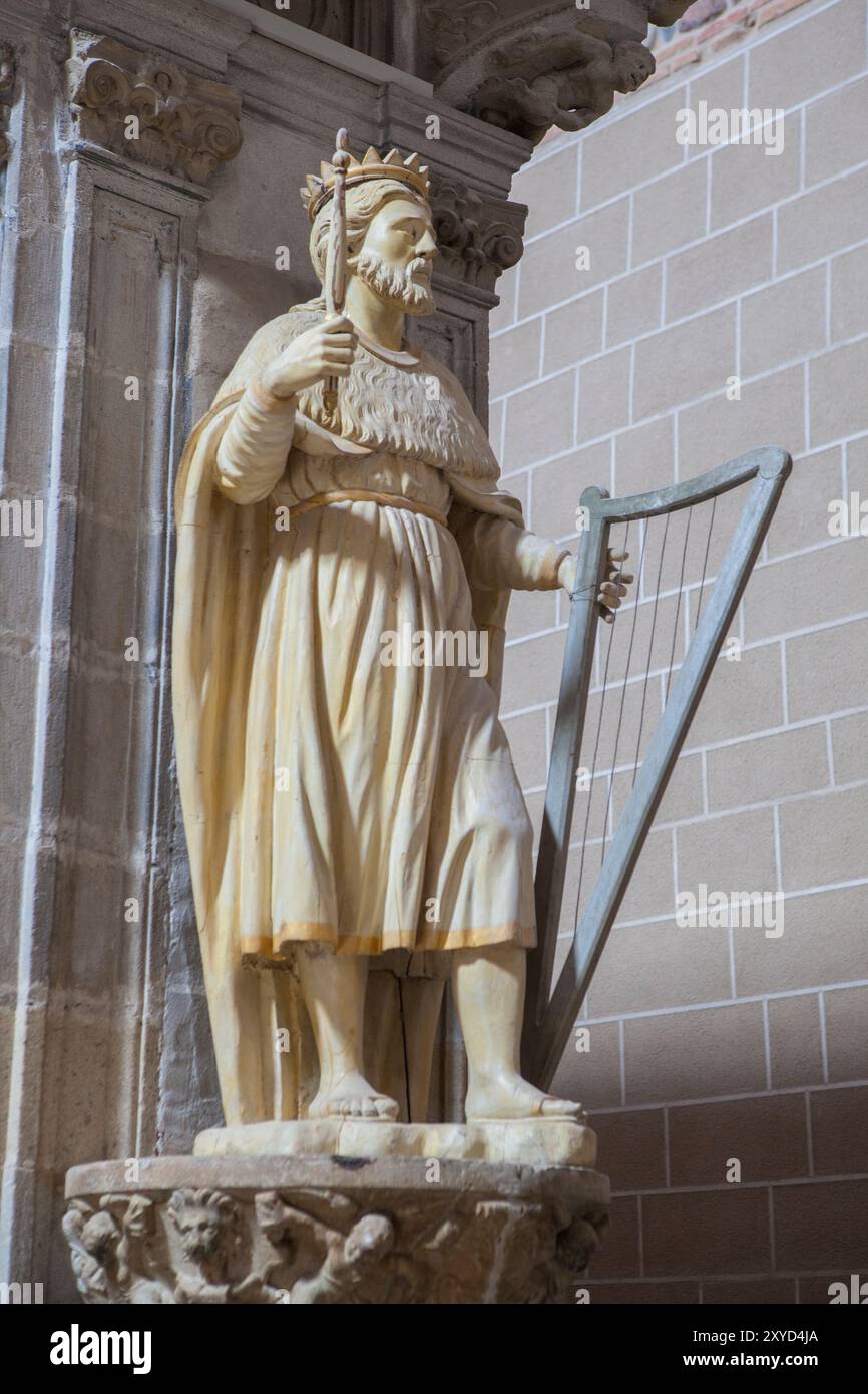 Coria, Spanien - 31. August 2023: König David spielt die Harfe, Kathedrale von Coria unserer Lieben Frau von Himmelfahrt, Caceres, Spanien. Blick auf Retrochoir Stockfoto