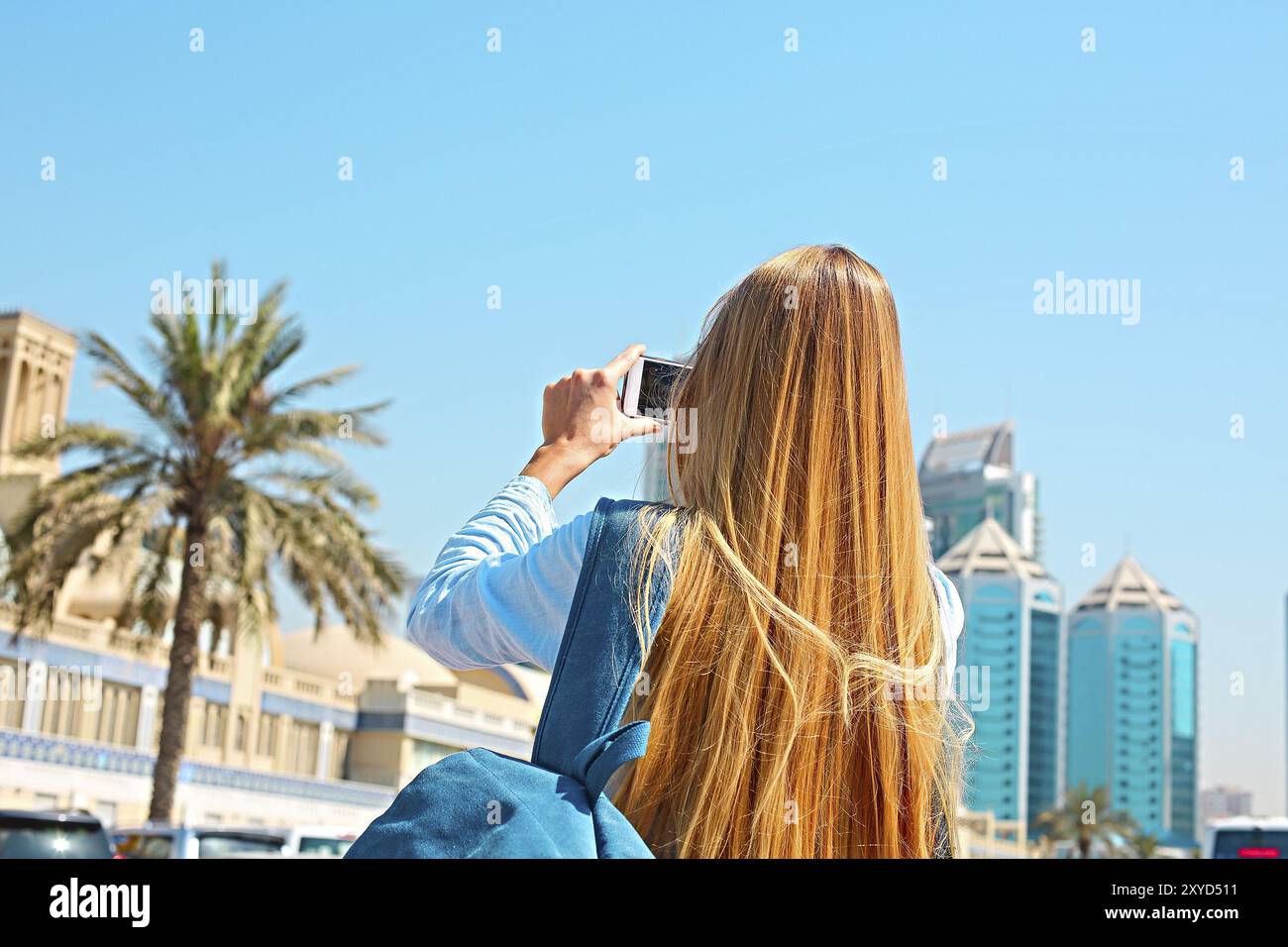 Frau, die ein mobiles Foto des Central Souk (Markt) in Sharjah City, Vereinigte Arabische Emirate, Asien macht Stockfoto