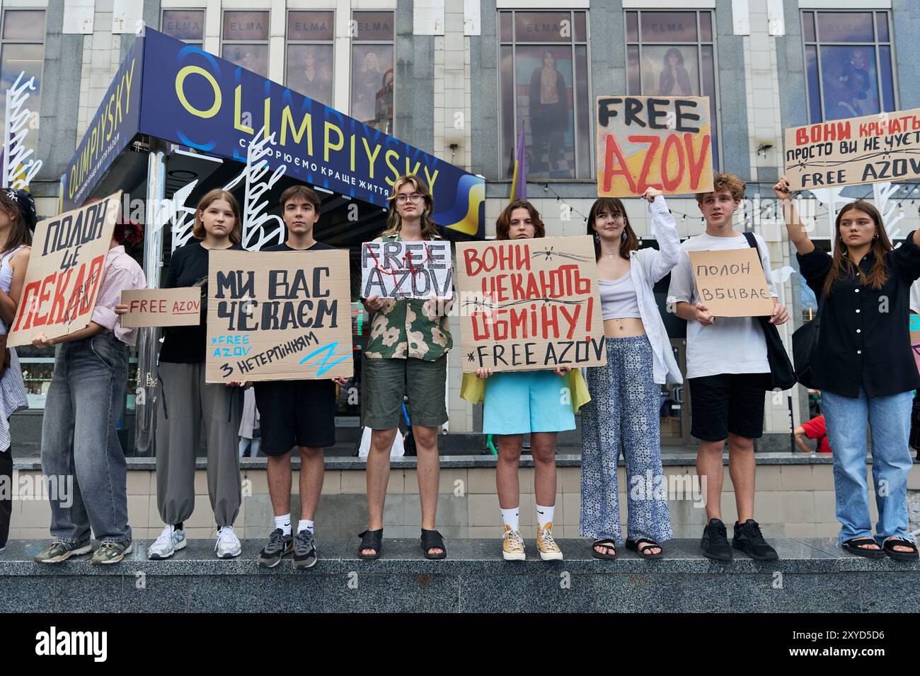 Junge Ukrainer demonstrieren für die Freilassung der gefangenen Verteidiger von Asovstal und Mariupol aus russischen Gefängnissen. Kiew - 11. August 2024 Stockfoto