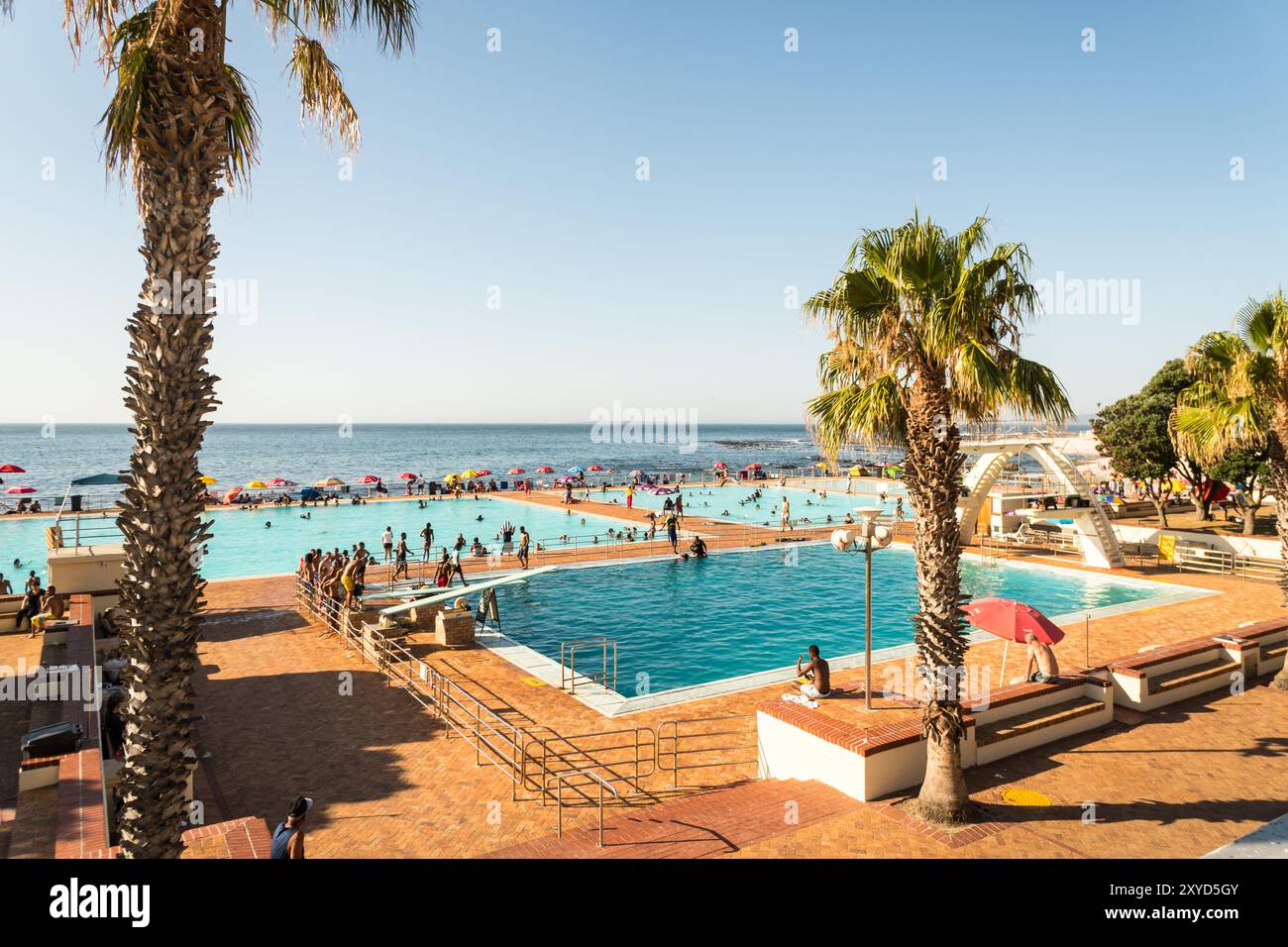 Sea Point öffentliches Schwimmbad mit Menschenmassen im Sommer Konzept Freizeit- oder Freizeitaktivitäten in Kapstadt, Südafrika Stockfoto