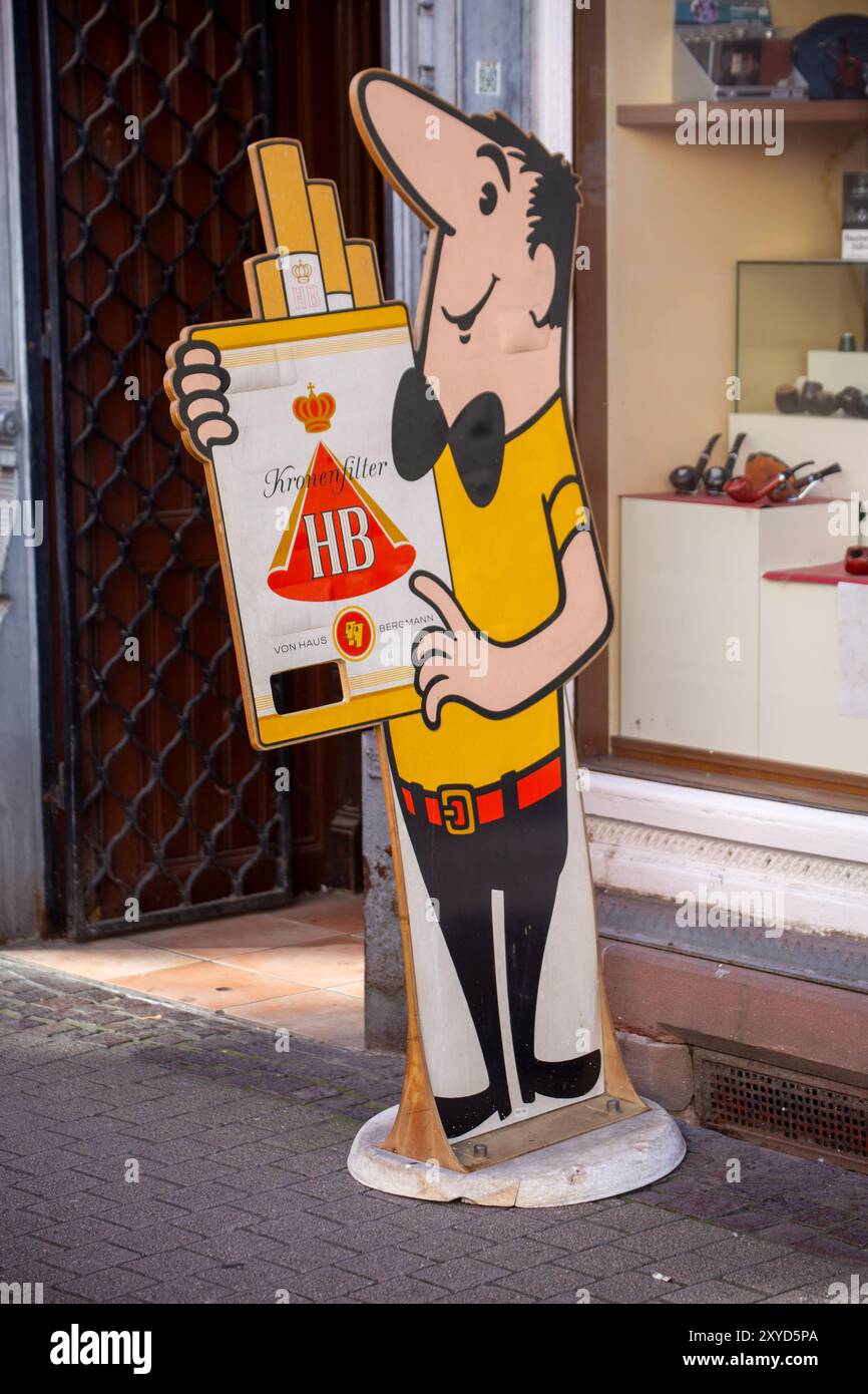 HB-Männer vor einem Tabakladen in Heidelberg Stockfoto