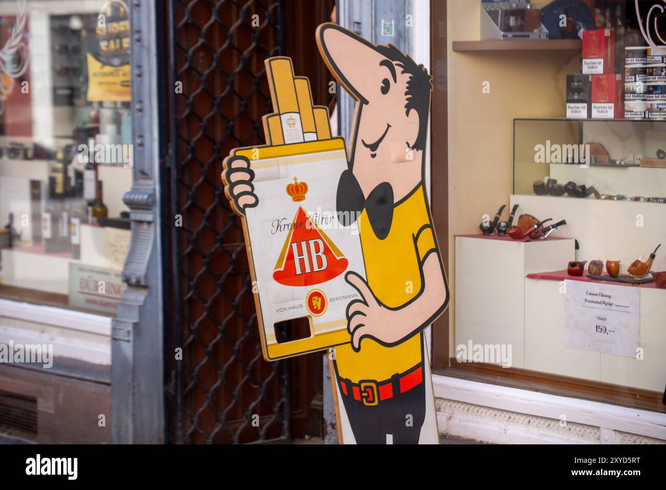 HB-Männer vor einem Tabakladen in Heidelberg Stockfoto