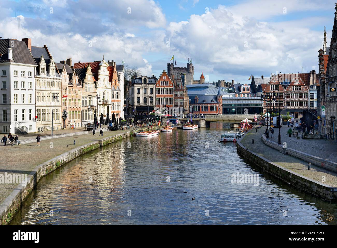 Traditionelle flämische Fassade entlang der Korenlei, die sich im Fluss Lys, Gent, Flandern, Belgien spiegelt Stockfoto