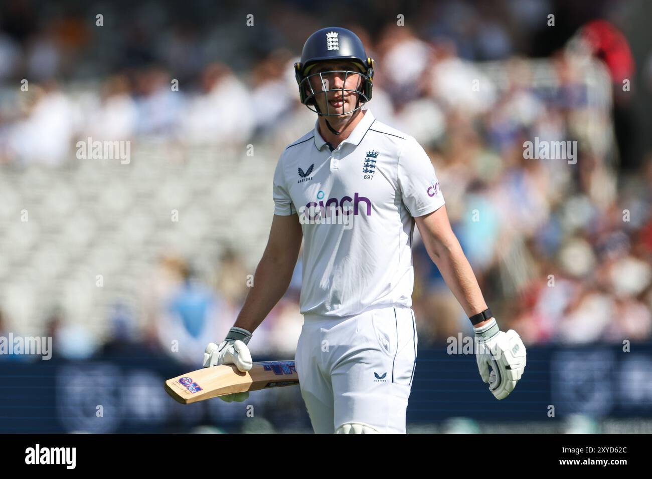 Dan Lawrence aus England verlässt das Feld, nachdem er während des England Men gegen Sri Lanka 2nd Rothesay Test Match Day 1 in Lords, London, Großbritannien, am 29. August 2024 entlassen wurde (Foto: Mark Cosgrove/News Images) Stockfoto