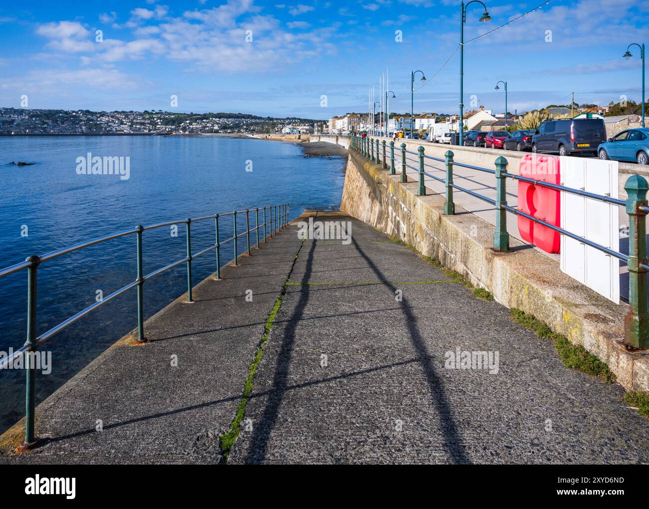 Bootsrampe auf der Western Promenade Road of Penzance, mit Blick entlang der Küste zur Stadt Newlyn, Cornwall, England, Großbritannien. Stockfoto