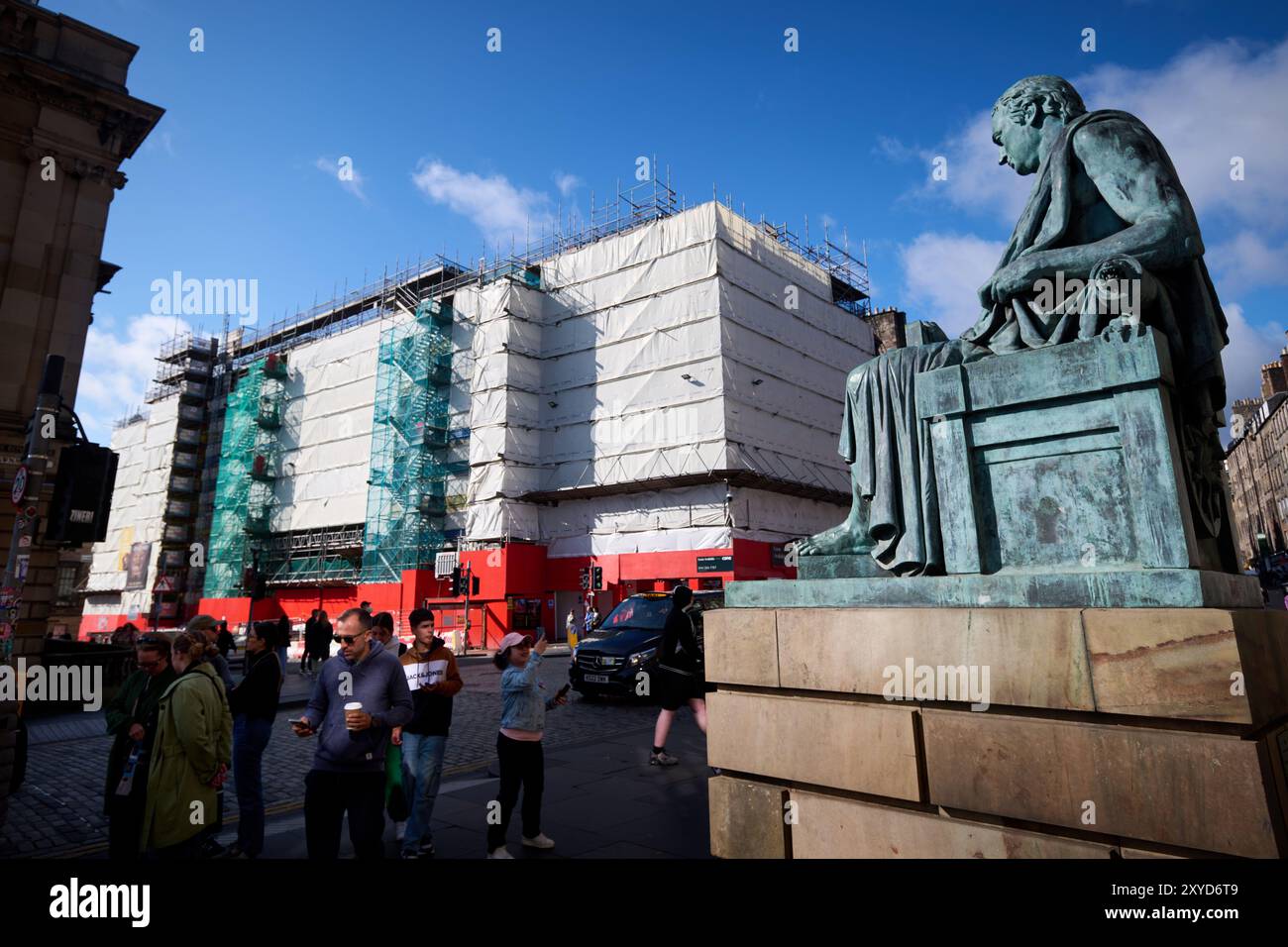 Edinburgh Schottland, Vereinigtes Königreich 29. August 2024. Baustelle an der Ecke der George IV Bridge und der Royal Mile mit einem Gerüst. c Stockfoto