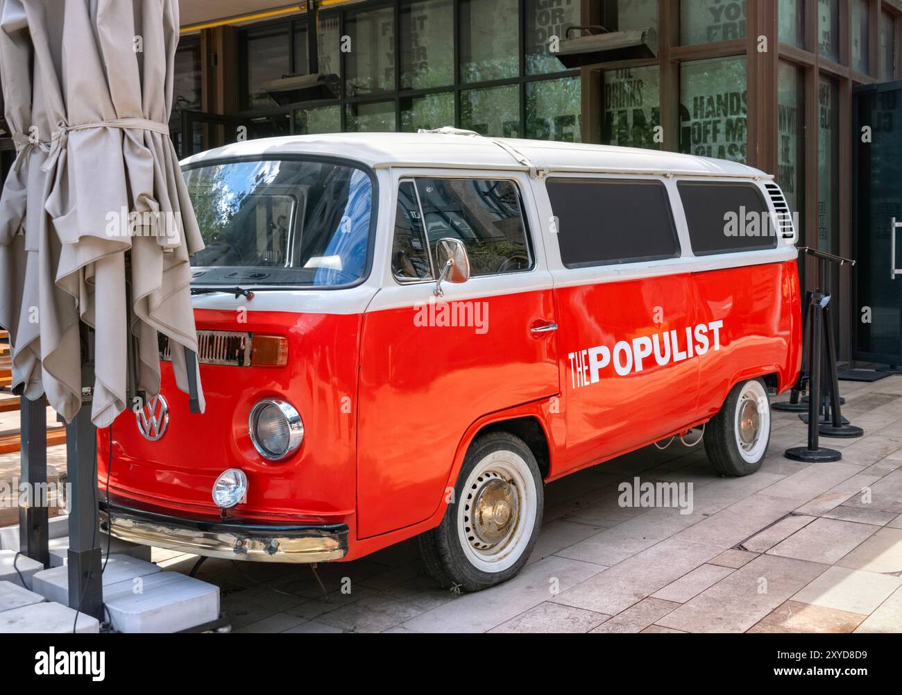 Orange und White VW Campervan im Galataport Einkaufskomplex, Istanbul, Türkei, Werbung für das populistische Restaurant Stockfoto
