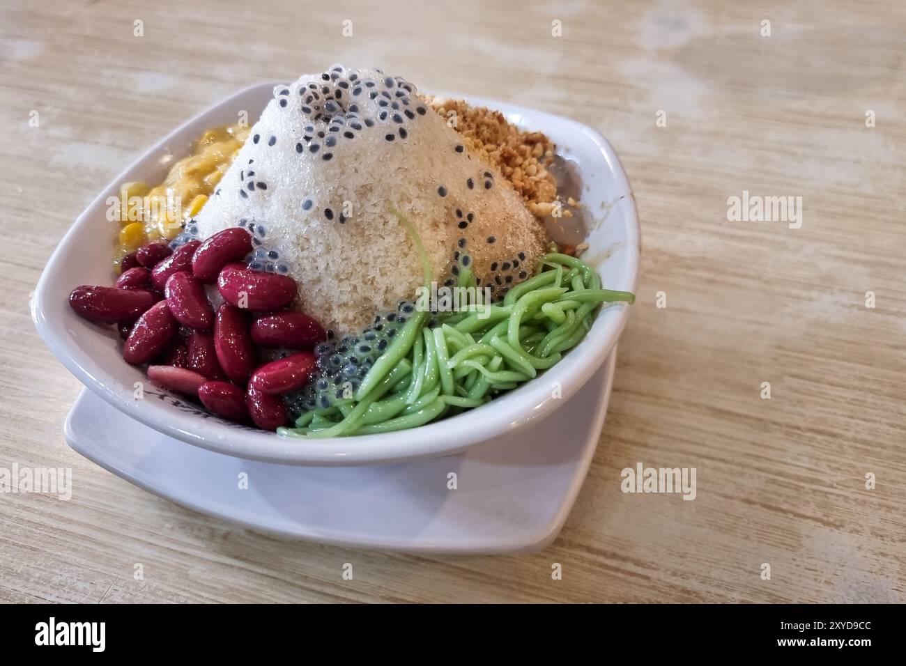 Nahaufnahme von authentischem Eiskacang oder rasierendem Eis mit Zutaten wie roten Bohnen, Cendol und Zuckermais ist beliebte traditionelle süße Delikatesse in Malaysia Stockfoto