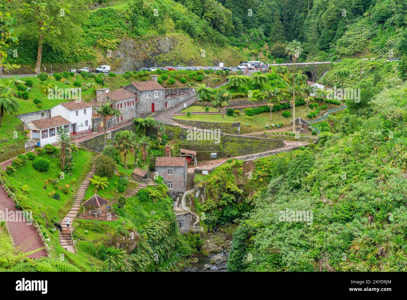 Panoramablick am Wasserfall am Parque Natural da Ribeira dos Caldeiroes, Sao Miguel, Azoren, Portugal Stockfoto