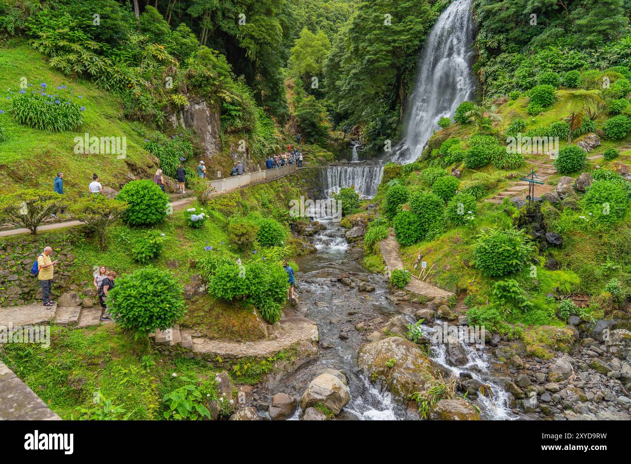 Sao Miguel, Portugal - Juni 7,2024: Menschen am Wasserfall des Parque Natural da Ribeira dos Caldeiroes, Sao Miguel, Azoren Stockfoto