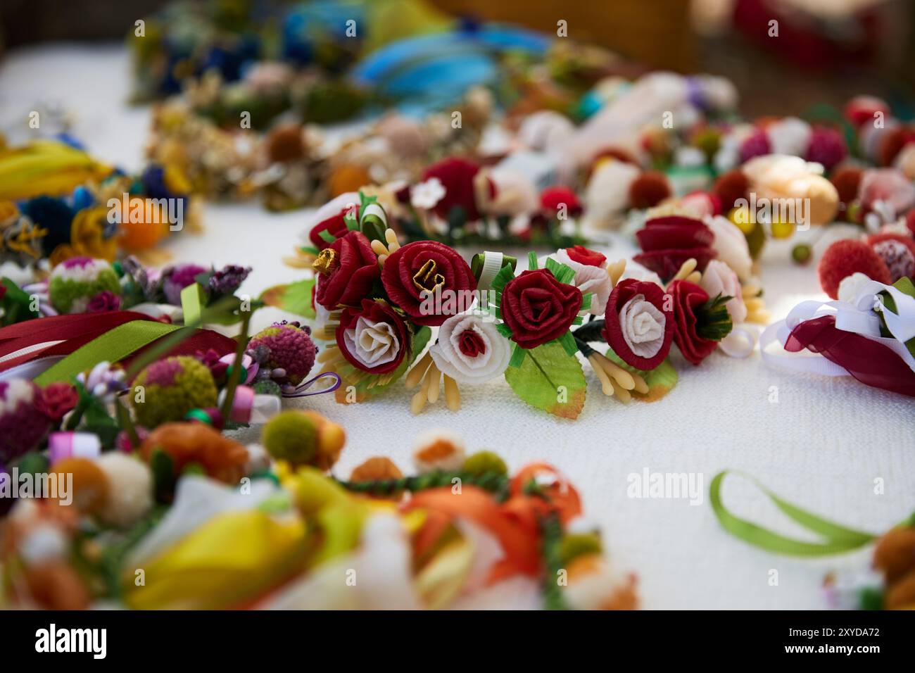 Traditioneller ukrainischer Kranz zum Nationalfeiertag. Handgefertigte Accessoires werden auf dem Volksfest in Kiew am 25. August 2024 gezeigt Stockfoto