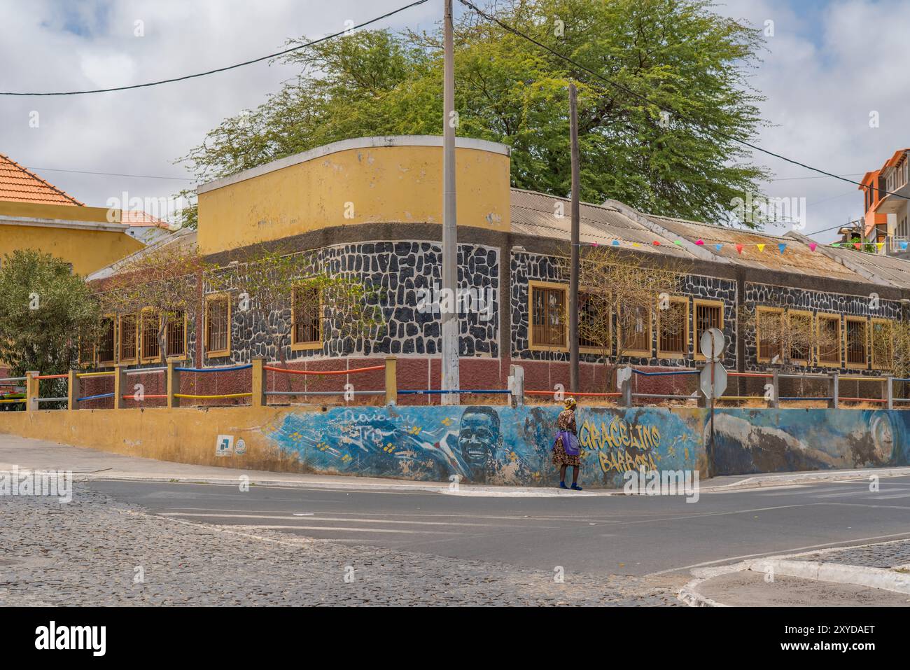 Tarrafal, Kap Verde - 10. Juni 2024: Stadtansicht mit Frau, die auf der Straße auf der Insel Kap Verde läuft Stockfoto