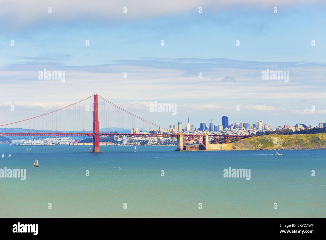 Fernblick über das Meer durch die Golden Gate Bridge zur San Francisco Stadtlandschaft unter einem wunderschönen sonnigen, blauen Himmel. Kopierbereich Stockfoto