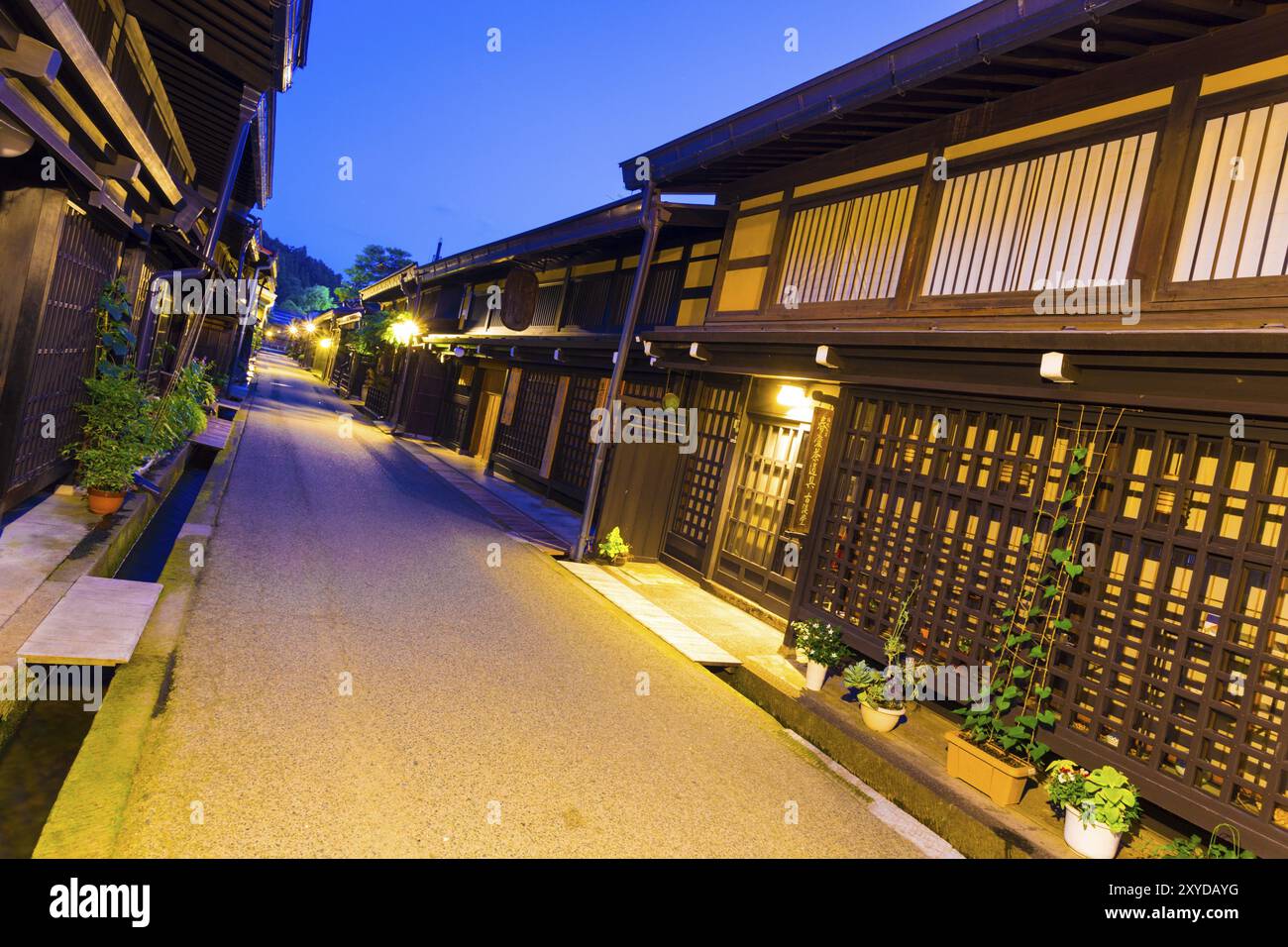 Takayama, Japan, 10. Juli 2015: Eine Reihe traditioneller Holzhäuser säumen eine Straße in der Altstadt von Hida-Takayama, Gifu, Japan. Weit geneigt A Stockfoto