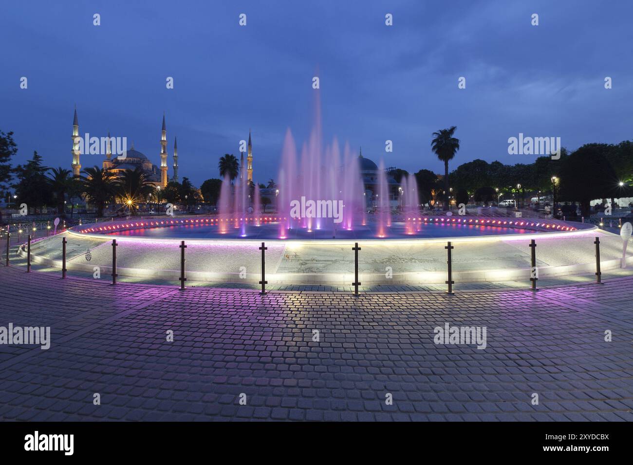 Brunnen und die Sultanahmet Blaue Moschee bei Nacht, Istanbul, Türkei, Asien Stockfoto