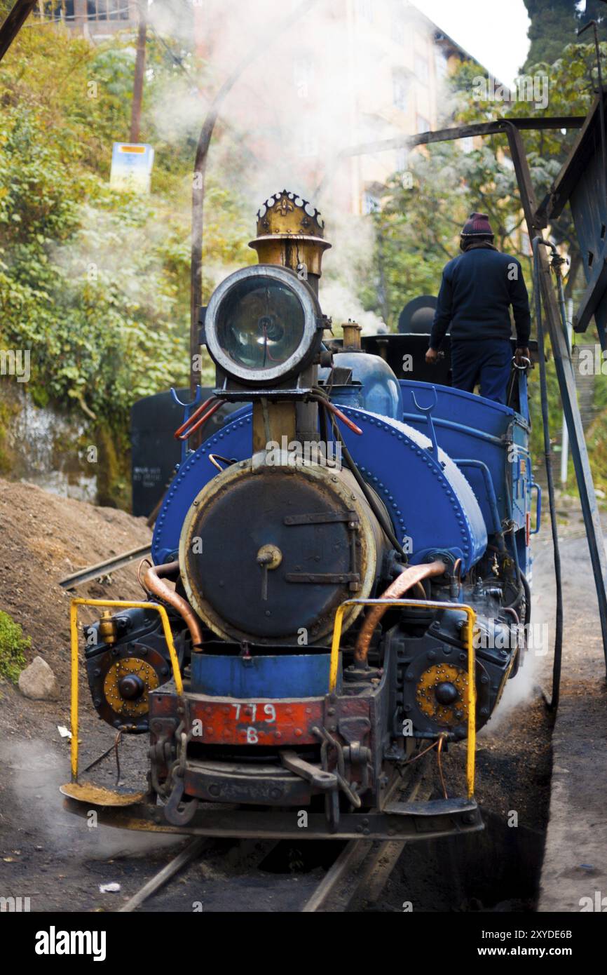 Dampf entweicht dem Schornstein in dieser Vorderansicht des Motors der Touristenattraktion Dampfspielzeugzug in Darjeeling, Indien, Asien Stockfoto