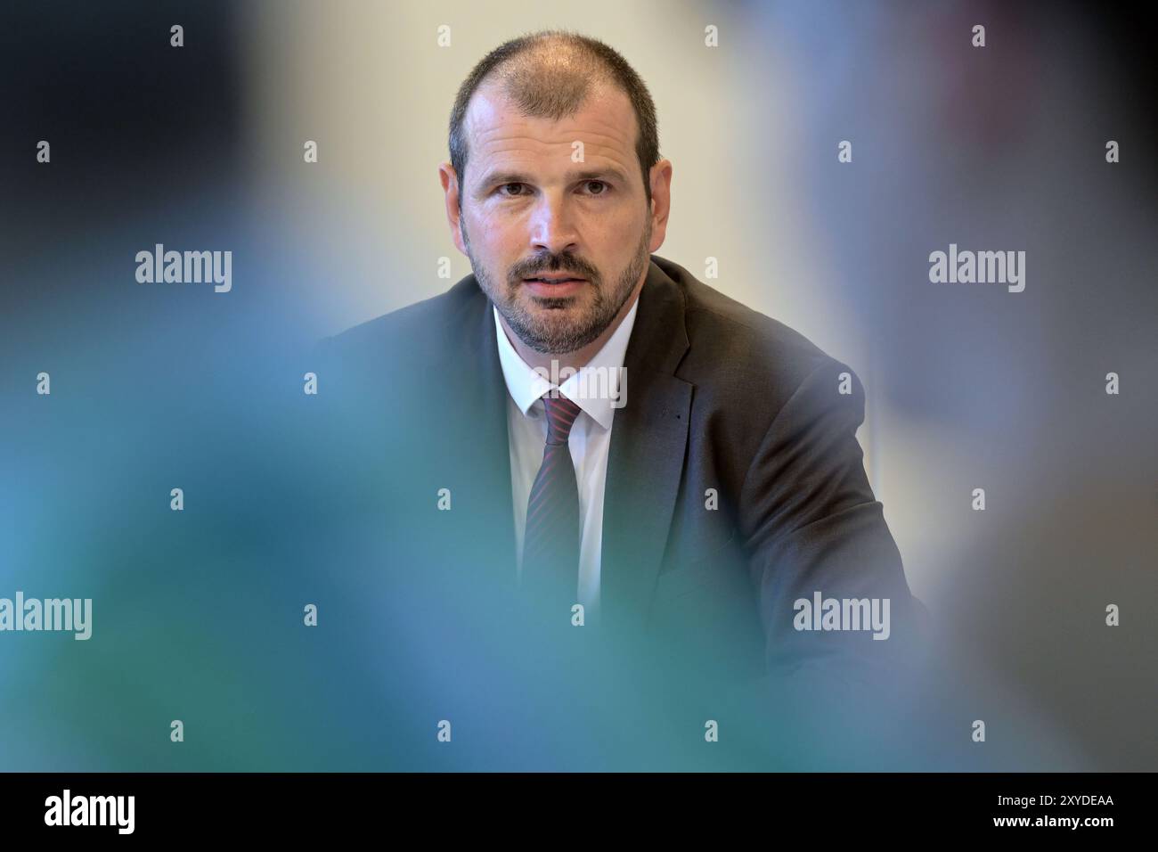 Potsdam, Deutschland. August 2024. Brandenburgs Bildungsminister Steffen Freiberg (SPD) spricht während einer Pressekonferenz zu Beginn des Schuljahres. Quelle: Michael Bahlo/dpa/Alamy Live News Stockfoto