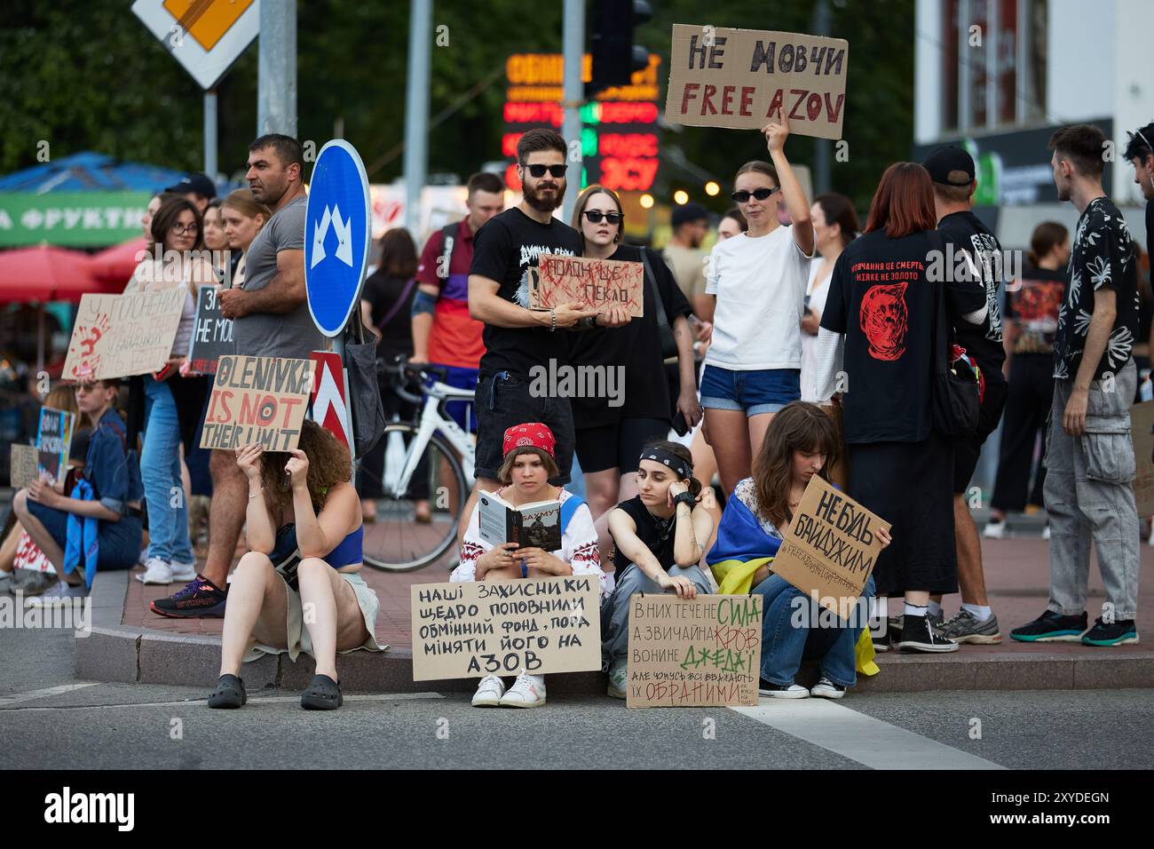 Eine große Gruppe junger Ukrainer demonstrierte mit Spruchbändern "Freies Asov" bei einer öffentlichen Kundgebung, die sich illegal inhaftierten Verteidigern Mariupols widmete. Kiew - 18. August 2024 Stockfoto