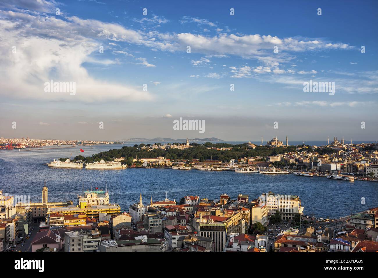 Istanbul Stadt bei Sonnenuntergang in der Türkei, Blick von Beyoglu über das Goldene Horn zum Sultanahmet Viertel Stockfoto