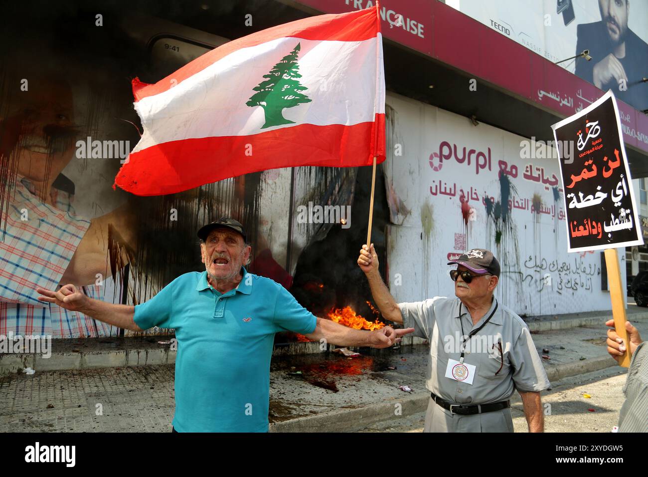 Beirut, Libanon. August 2020. Ein libanesischer Einleger singt Slogans vor einer lokalen Bank, die von Einlegern während eines Protestes angegriffen wurde, um ihr eigenes Geld zu fordern. Während·sich die lähmende Wirtschaftskrise des winzigen Mittelmeerstaates weiter verschärft, haben sich eine wachsende Zahl libanesischer Einleger dafür entschieden, in Banken einzubrechen und ihre eingeschlossenen Ersparnisse gewaltsam abzuziehen. Marwan Naamani/dpa/Alamy Live News Stockfoto