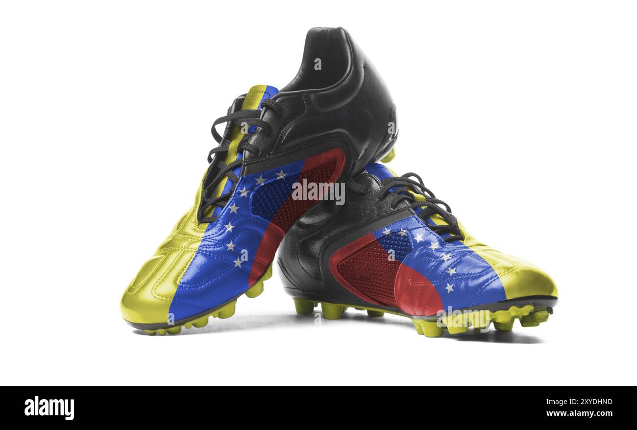 Die venezolanische Flagge auf Fußballschuhen. Isoliert auf weißem Hintergrund Stockfoto