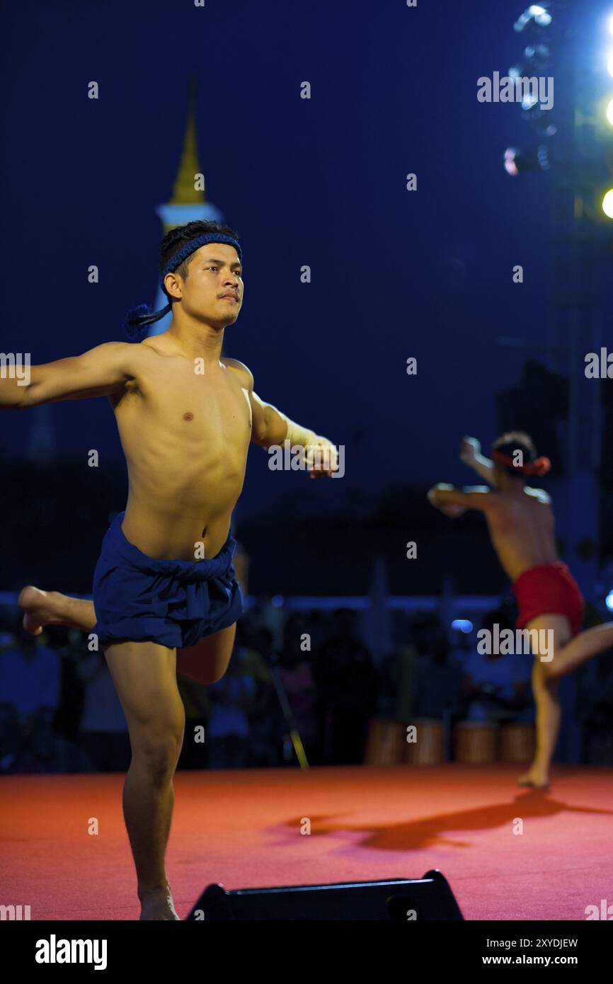 Bangkok, Thailand, 10. April 2007: Zwei Männer führen eine Wai-khru-Zeremonie vor der Freiluftausstellung muay thai Kickboxing Match im Grand Palace, Asien, durch Stockfoto