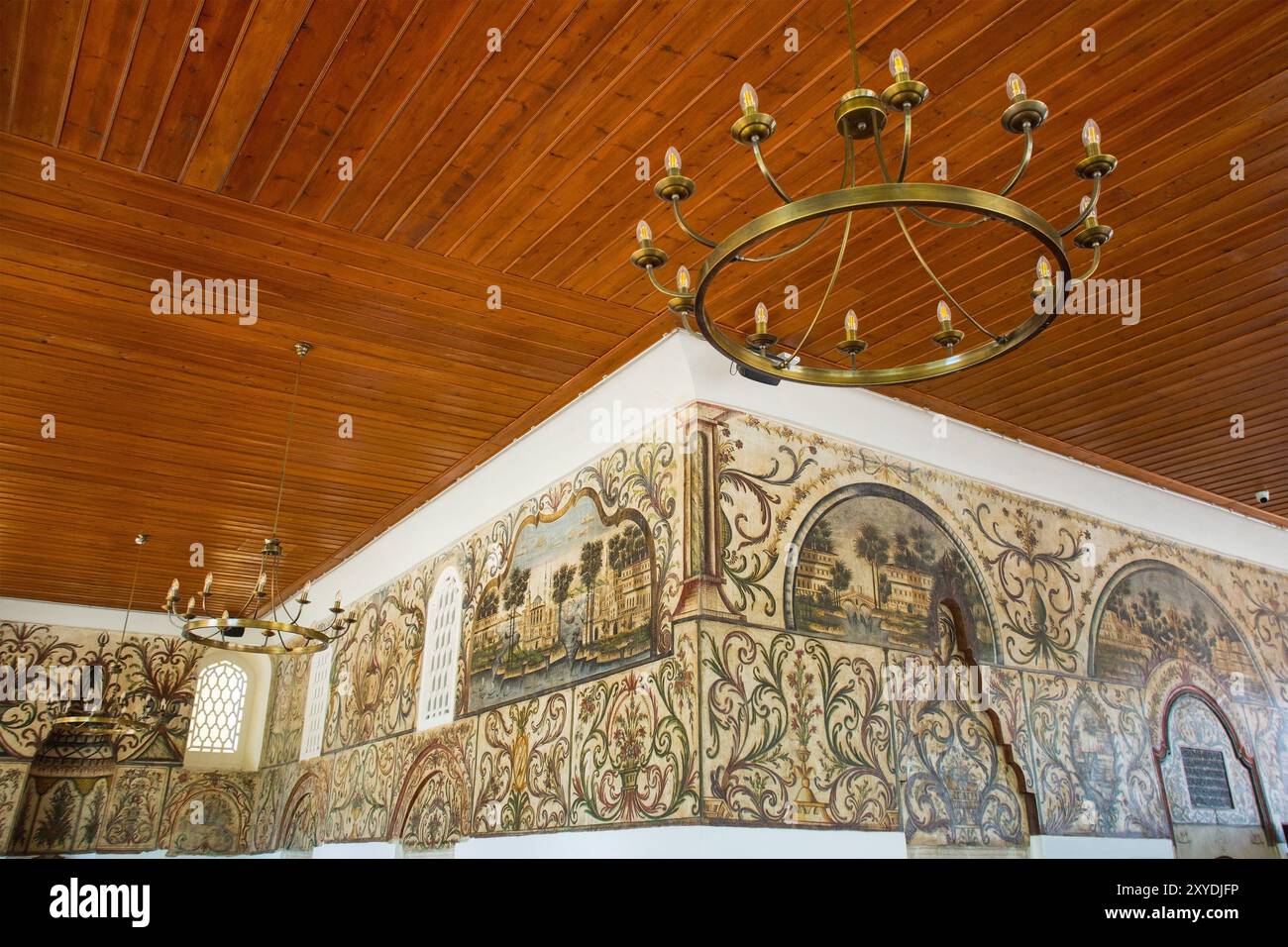 Ethem-Bey-Moschee in Zentral-Tirana, Albanien. Die Wände sind mit aufwändigen Fresken geschmückt. Osmanisch-barocke Moschee Stockfoto