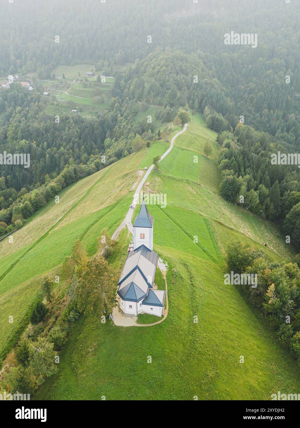 Luftaufnahme der Kirche St. Primoz in Jamnik in Slowenien Stockfoto