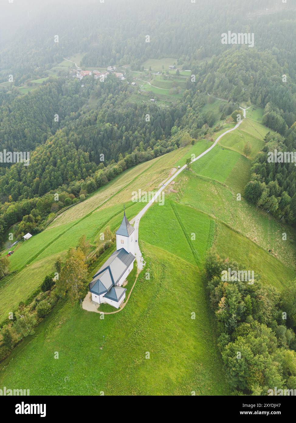 Luftaufnahme der Kirche St. Primoz in Jamnik in Slowenien Stockfoto