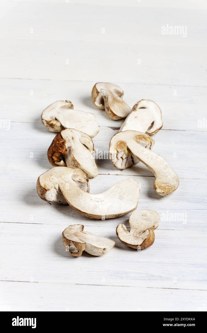 Rohe Stachelpilze auf Holz Stockfoto