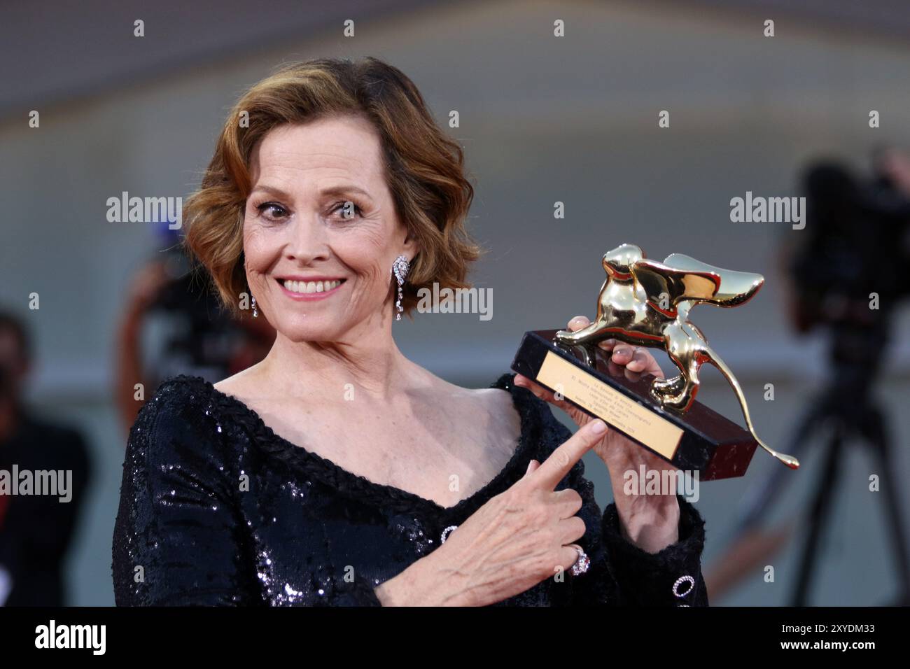 Venedig, Italien. August 2024. Italien, Lido di Venezia, 28. August 2024: Sigourney Weaver posiert mit dem Golden Lion for Lifetime Achievement Award während der Eröffnungsnacht des 81. Internationalen Filmfestivals von Venedig am 28. August 2024 in Venedig. Foto Ottavia Da Re/Sintesi/Alamy Live News Stockfoto