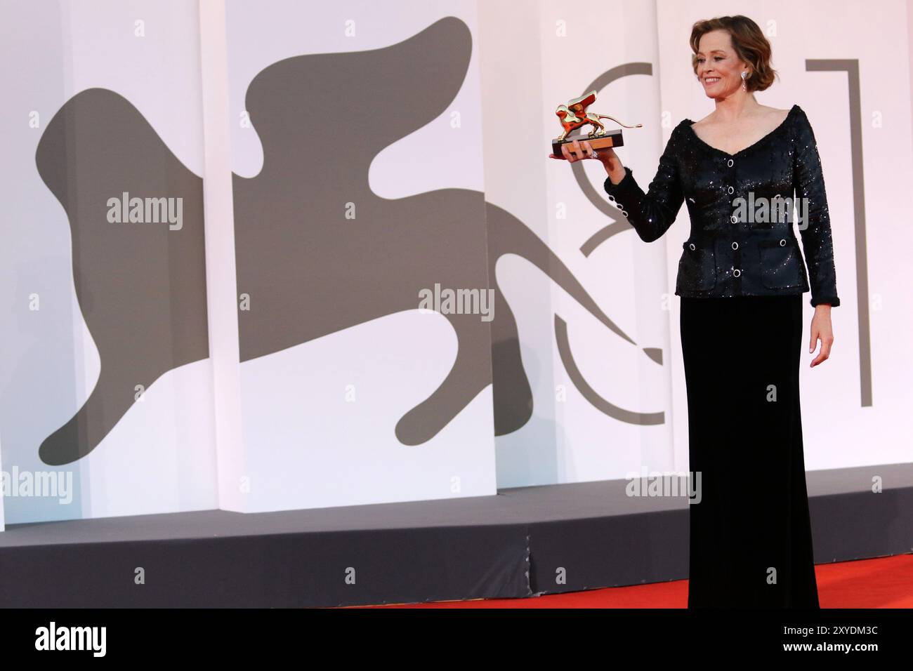 Venedig, Italien. August 2024. Italien, Lido di Venezia, 28. August 2024: Sigourney Weaver posiert mit dem Golden Lion for Lifetime Achievement Award während der Eröffnungsnacht des 81. Internationalen Filmfestivals von Venedig am 28. August 2024 in Venedig. Foto Ottavia Da Re/Sintesi/Alamy Live News Stockfoto