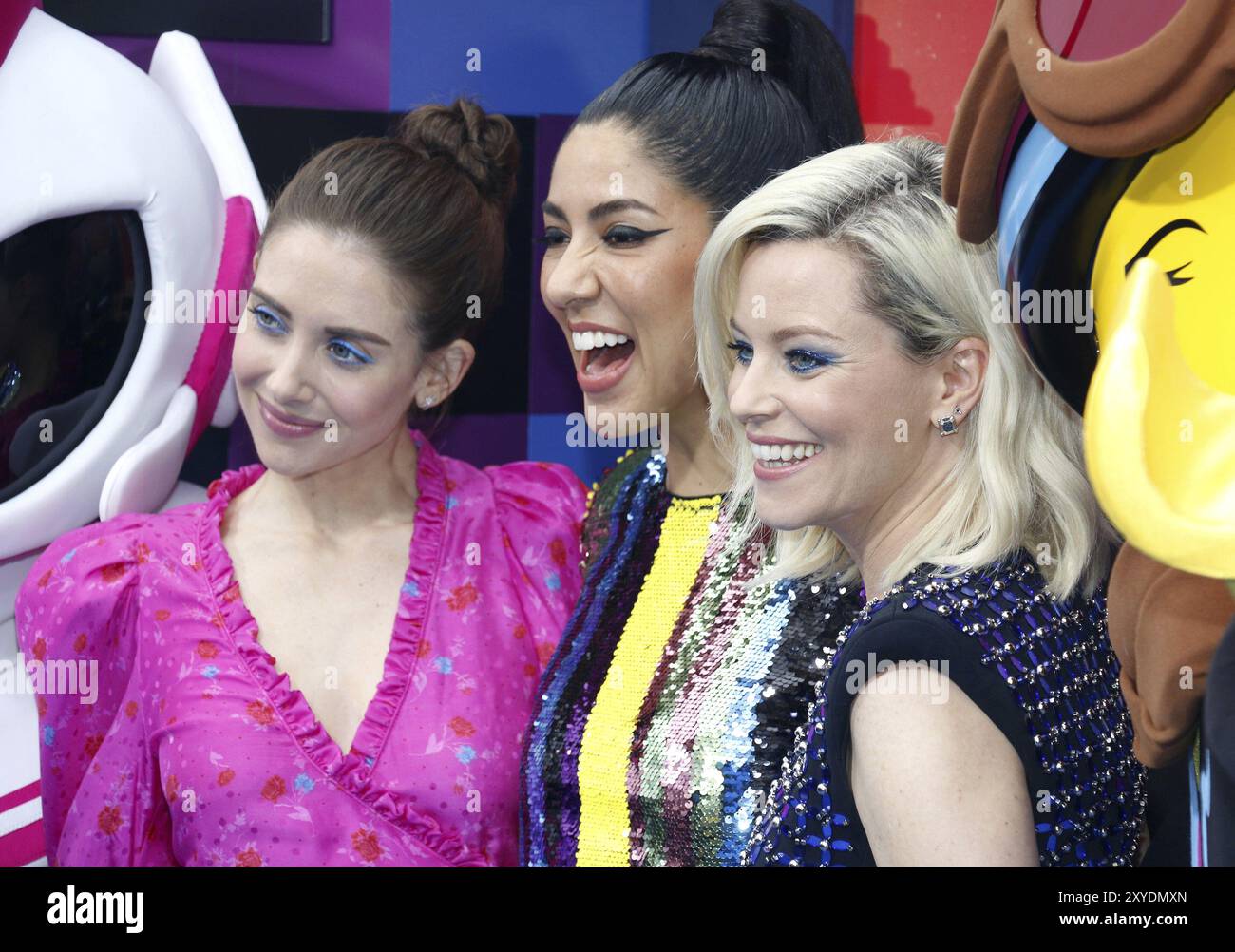 Alison Brie, Stephanie Beatriz und Elizabeth Banks an der Los Angeles Premiere des "Lego Film 2: Der zweite Teil' im Regency Dorf Thea gehalten Stockfoto