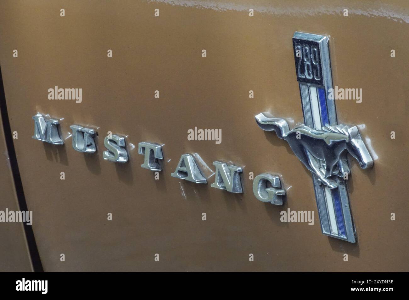 Welfenallee, Berlin, 16. juni 2018: Logo Wildpferd auf einem Oldtimer-Oldtimer-Auto von Mustang, Europa Stockfoto