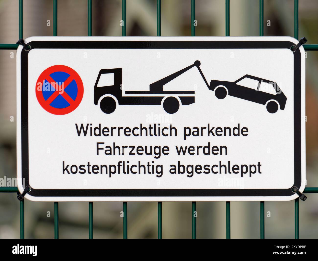 Kein Anhalten, geparkte Fahrzeuge werden abgeschleppt Stockfoto